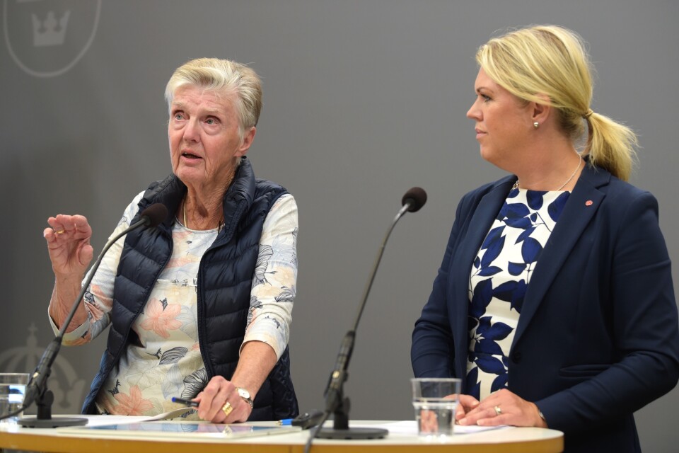 Riksdagsledamoten Barbro Westerholm (L) och dåvarande socialminister Lena Hallengren (S) under en pressträff om äldreomsorg.