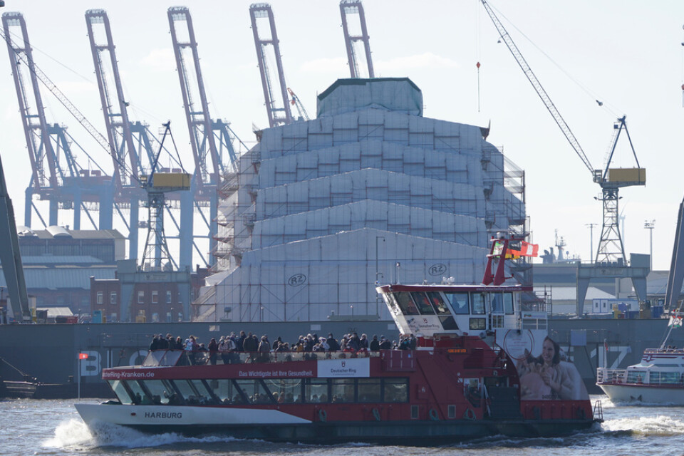 Lyxkryssaren Dilbar, täckt av skyddspresenning, i hamnen i Hamburg. Arkivbild.
