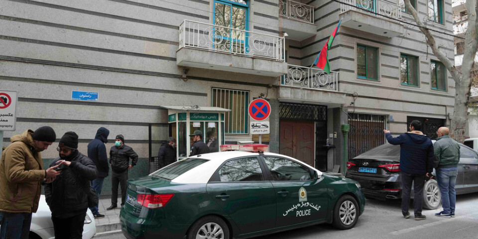 En man med automatvapen gick till attack mot vakter vid Azerbajdzjans ambassad i Teheran.