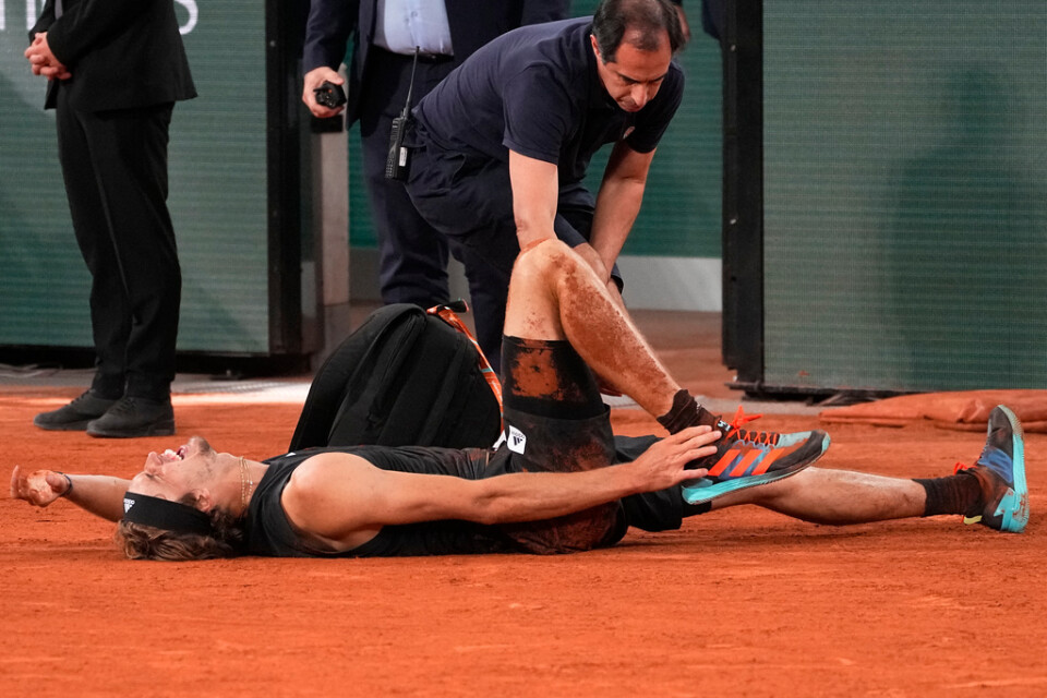 Alexander Zverev skadade flera ledband i höger fotled på Roland Garros grus. Arkivbild.