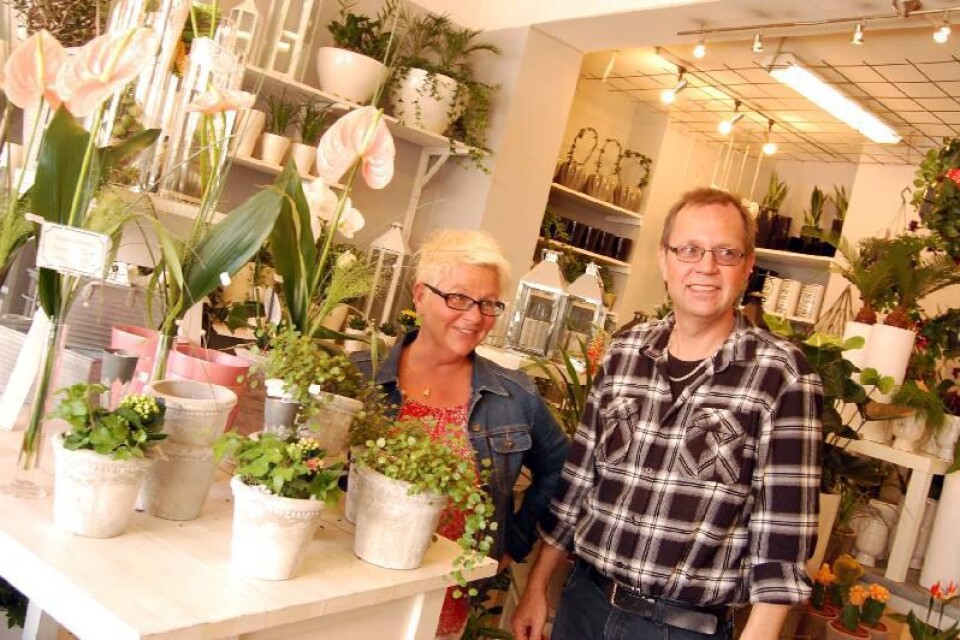 Tina Ersson och Lars Håkansson har olika syn på konjunktursläget just nu. Tina Erssons reklambyrå går på högvarv medan Lars Håkansson märker att kunderna köper färre blommor just nu.