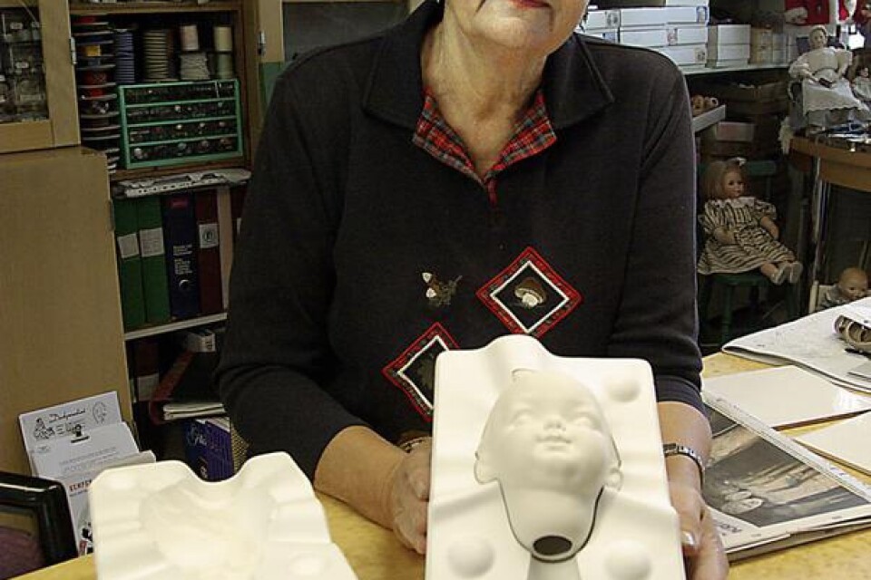 Birgitta Moberg Rosander visar att principen för att tillverka ett dockhuvud i dag är densamma som kineserna använde sig av för 2000 år sedan.