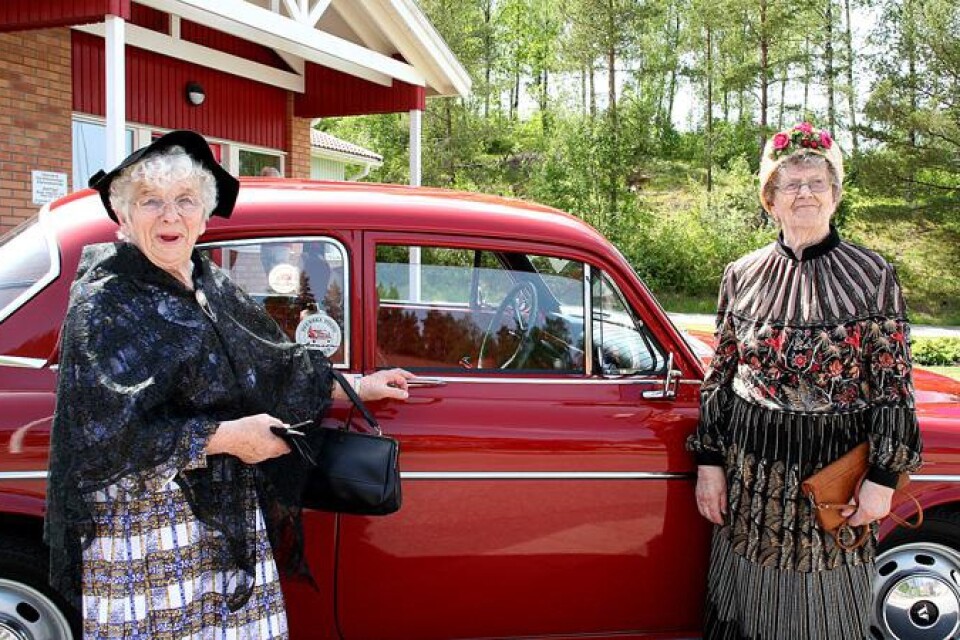 Doris Larsson och Britta Andersson har sett fram emot utflykten. De har aldrig haft körkort själva men minns de gamla bilarna man körde när de var unga. Foto: Katarina Anicic