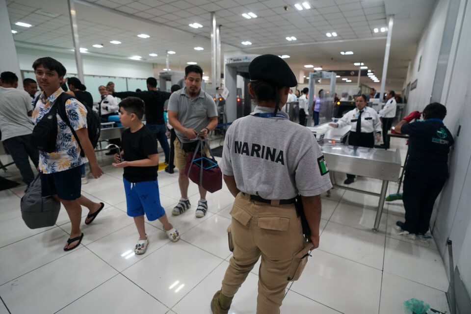En mexikansk marinsoldat står vakt vid säkerhetskontrollen på Mexikos internationella flygplats Benito Juarez. Arkivbild