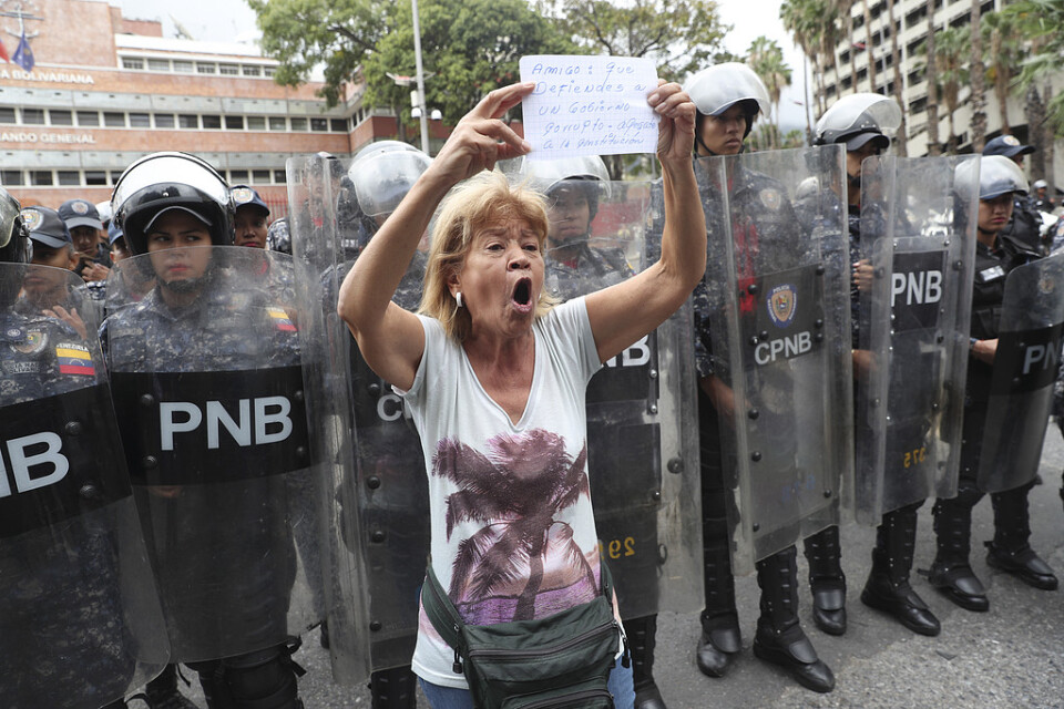 En kvinna protesterar mot president Nicolás Maduros styre i Venezuelas huvudstad Caracas. Arkivbild.