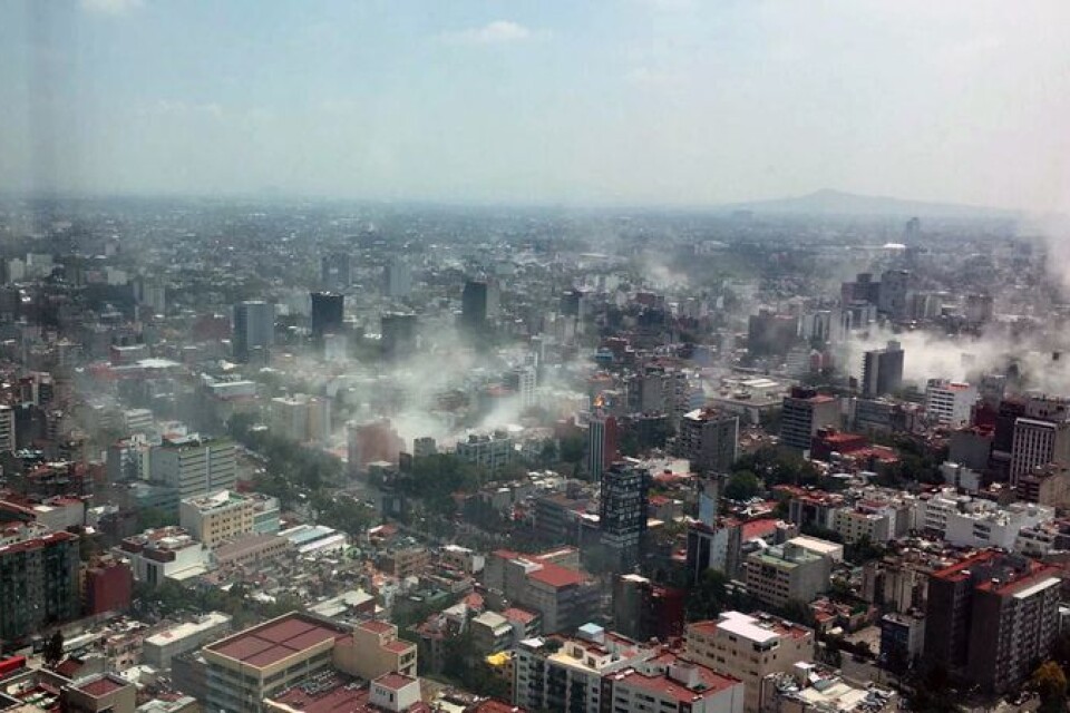 Foto över Mexico City, taget genom ett fönster på den kända byggnaden Torre Latinoamericana, under jordskalvet.