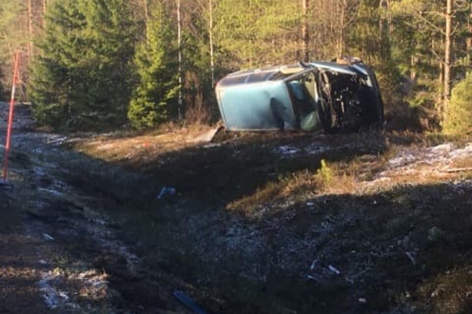 En singelolycka inträffade strax före klockan 13 på söndagen mellan Dädesjö och Lenhovda. Enligt uppgifter är det fläckvis halt på platsen.