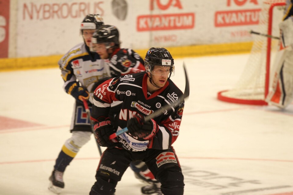 Backen Erik Lindström gjorde ett nytt mål när Nybro Vikings besegrade Visby/Roma med 3–2 i en träningsmatch i Liljas Arena på söndagen.