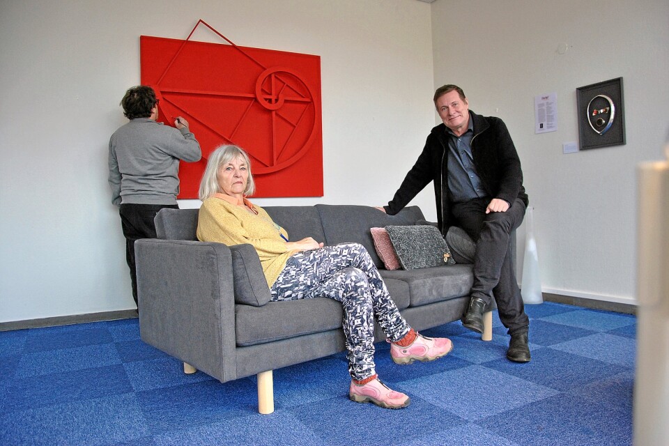 Ulla Strandberg och Samuel Ek driver tillsammans Sösdala Art & Design Room. I bakgrunden syns Morgan Ferm som fixar det sista på sitt konstverk som är baserat på det gyllene snittet.