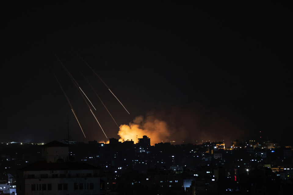 Rök stiger över Gaza stad efter att israeliska raketer slagit ner i staden under torsdagskvällen.