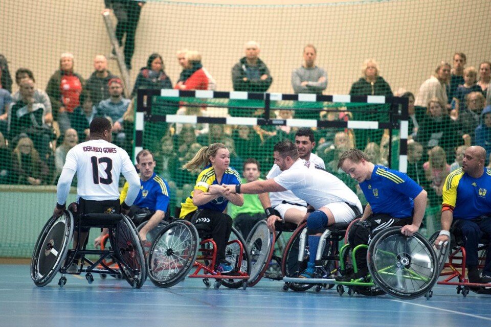 Det är hårt och tufft i rullstolshandboll. Det gäller att försvara sig väl. Foto: Bo Åkesson