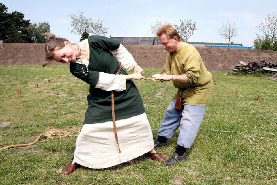 Greta Åberg och Peter Ross-Lindholm leker "dra ringen". En av lekarna som vikingabarnen kommer att få lära sig i sommar. Bild: Claes Nyberg