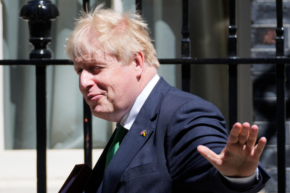 Storbritanniens premiärminister Boris Johnson på väg till parlamentet för veckans frågestund – där han grillades efter misstroendeomröstningen i måndags.