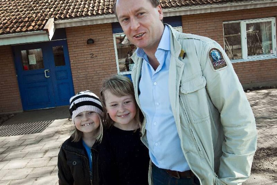 Edith och Ella Appelkvist hämtas av pappa Henrik. Han tycker att man tar hand om varandra på Nils Holgerssonskolan.