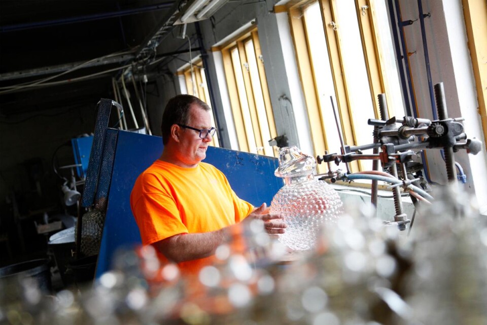 Kent Elm på Skrufs Glasbruk trivs bättre ute i produktionen där han kantar och slipar glas än inne på kontoret. Foto: Linda Himsel
