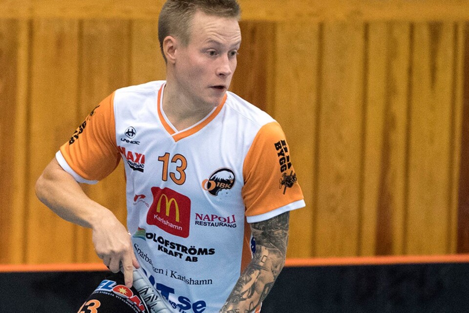 Mattias Mikkonen åkte från Munka-Ljungby med svåra ryggsmärtor. Frågan är om han hinner rehabilitera ryggen till returmötet på torsdag.