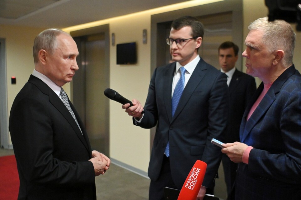 Vladimir Putin lät sig intervjuas av bland andra Kommersants korrespondent Andrej Kolesnikov, här till höger i bild. Han har beskrivits som Putins "favoritjournalist" och har tidigare valts ut till sådana arrangemang.