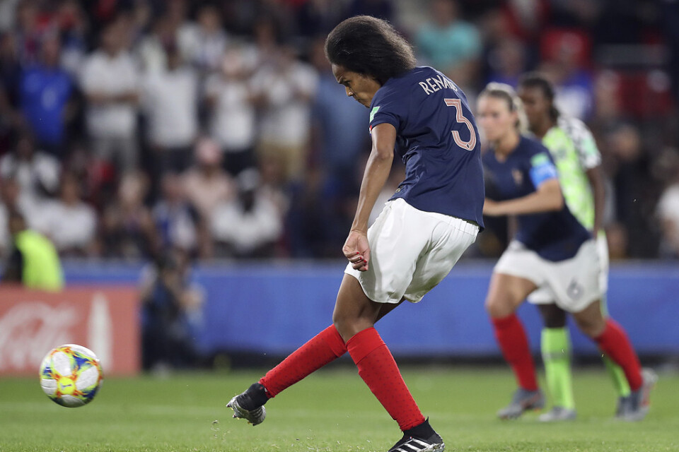 Frankrikes Wendie Renard sätter 1–0 på andra straffchansen.