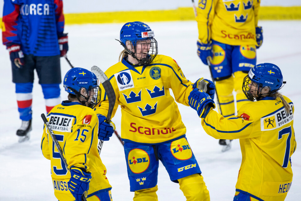 Sara Hjalmarsson, i mitten, jublar tillsammans med Lisa Johansson (15) och Linnea Hedin, till höger, efter det tionde målet i den svenska utklassningssegern över Sydkorea.