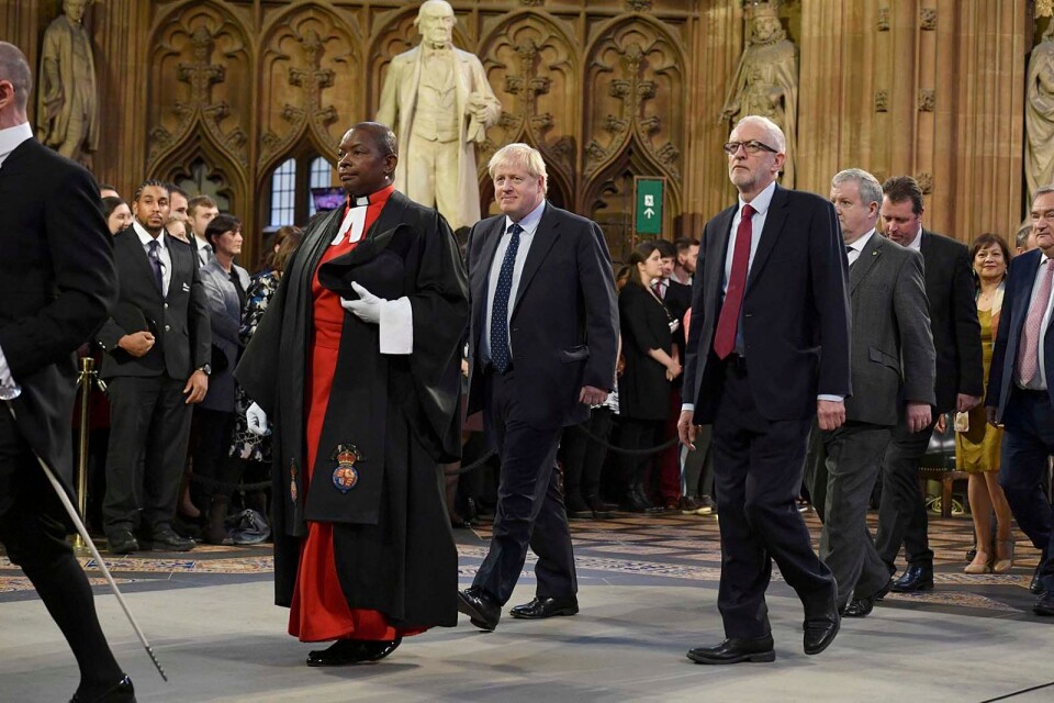 Tomtarnas vaktparad? Boris Johnson och Jeremy Corbyn på väg till överhuset för att höra drottning Elizabeth II läsa upp regeringsförklaringen.