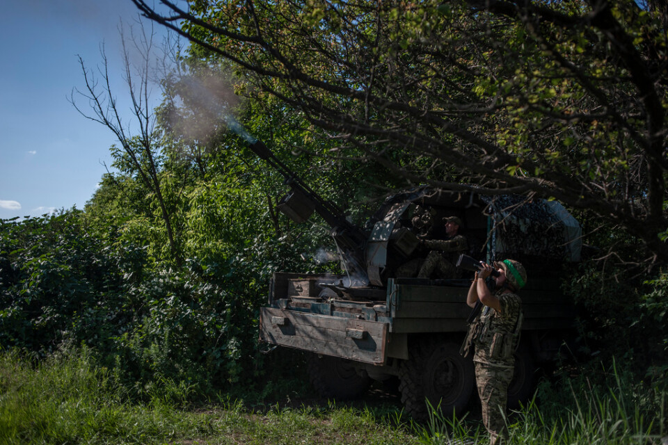 Ukrainska soldater skjuter mot ryska mål i luften, i ett buskage i utkanten av Bachmut i måndags förra veckan. Arkivbild.