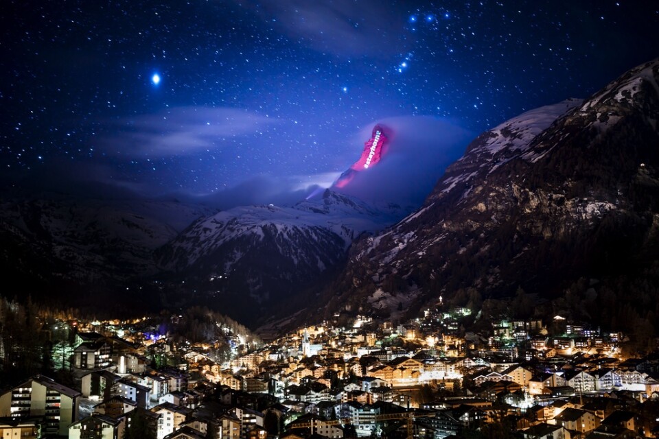 Budskapet "stay home" syns från hela närliggande skidorten Zermatt.