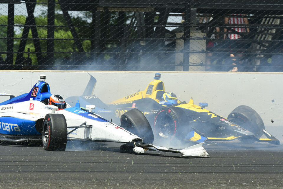 Felix Rosenqvist, till vänster, i kollisionen som gjorde att han fick avbryta loppet.