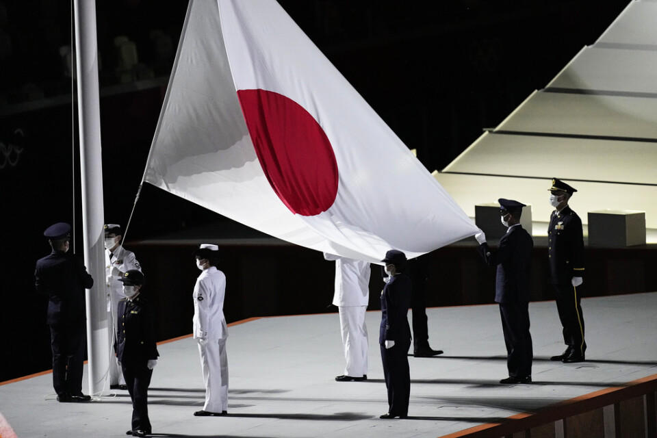 Den japanska fanan hissades före OS-delegationerna vandrade in på Olympiastadion.