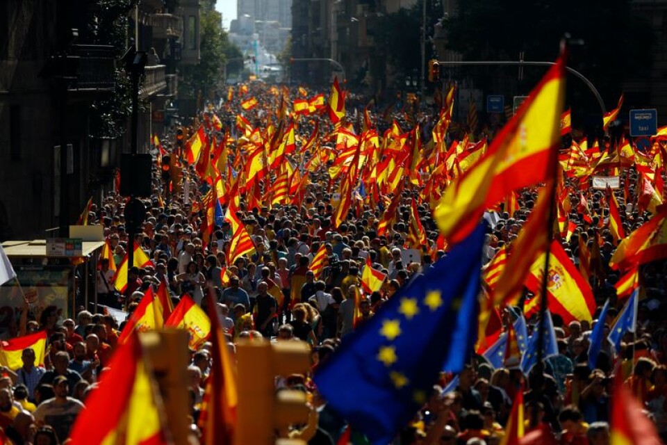 Tusentals människor marcherar genom gatorna i Kataloniens huvudstad Barcelona i protest mot planerna på att utropa självständighet för regionen.