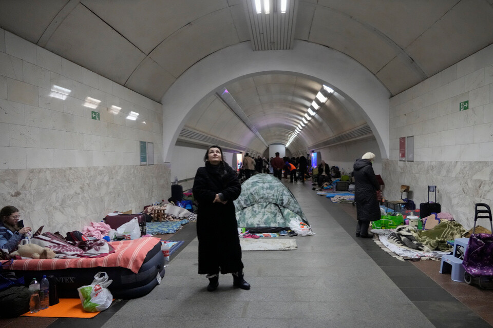 Människor i Kiev som under onsdagen sökte skydd i tunnelbanan.