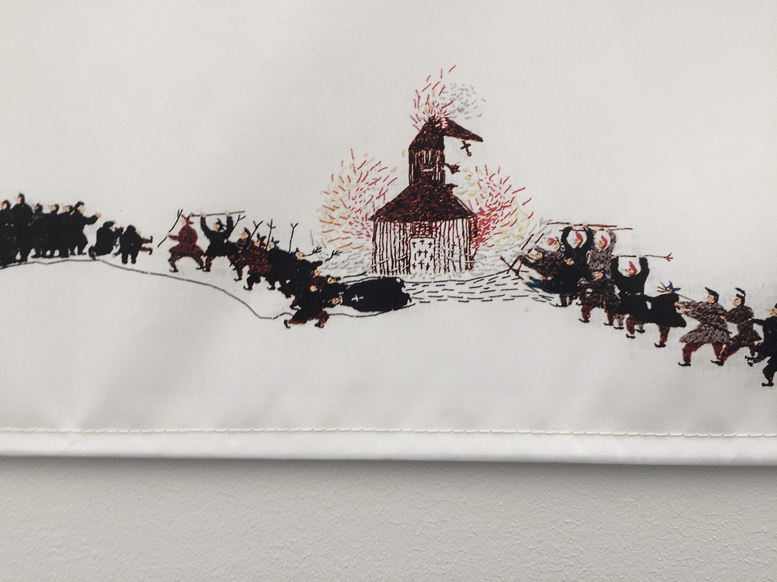 Detalj ur en kopia av Britta Marakatt-Labbas 24 meter långa brodyrverk om samernas historia.Foto: Britte Montigny