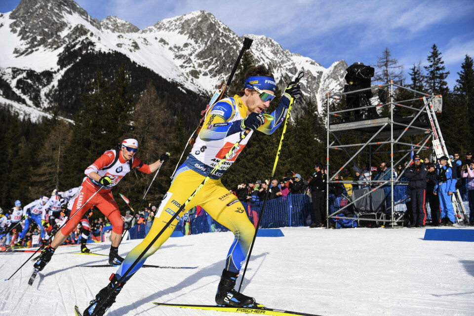 Sveriges Peppe Femling sköt bort sig direkt i stafetten i skidskytte-VM i Antholz.