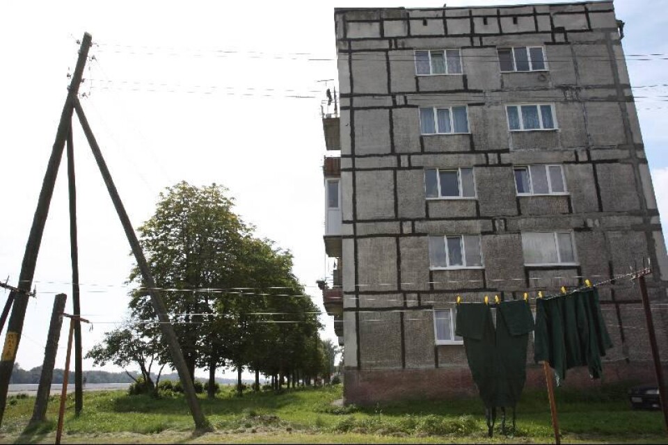 Utanför Kaliningrad ligger detta blockhus, ett av flera som under Sovjettiden byggdes för att att lösa den akuta bostadsbristen. De målades aldrig, och skicket invändigt är ofta dåligt.