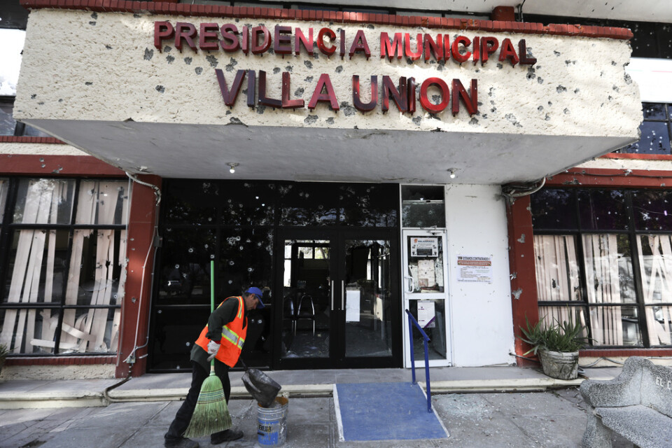 Mexiko är hårt drabbat av gängkriminalitet. Här städar en anställd upp utanför stadshuset i Villa Unión efter det att 23 människor dödats i staden i strider mellan säkerhetsstyrkor och en kraftigt beväpnad drogkartell i december.