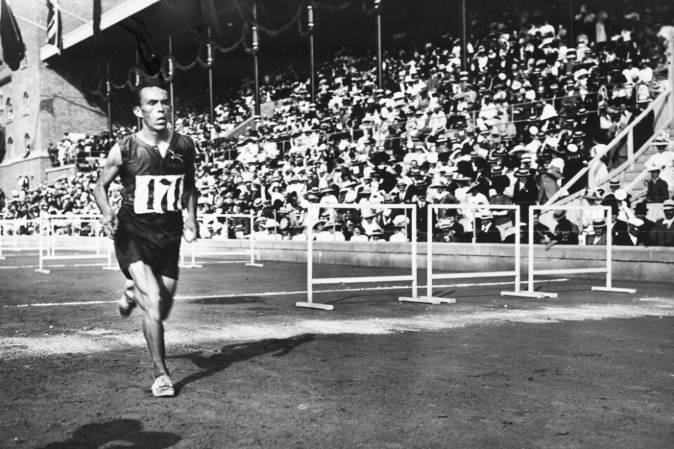 GW Gitsham, Sydafrika, går i mål som tvåa i maraton i OS i Stockholm 1912. Det är hittills enda gången Sverige arrangerat ett olympiskt spel. Arkivbild.