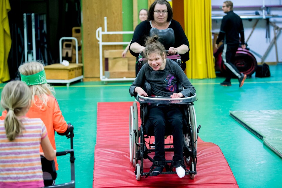 Ella Säbom och Annica Nilsson tar sig fram över guppet som är en del av utmaningen på stationen i gymnastiksalen.