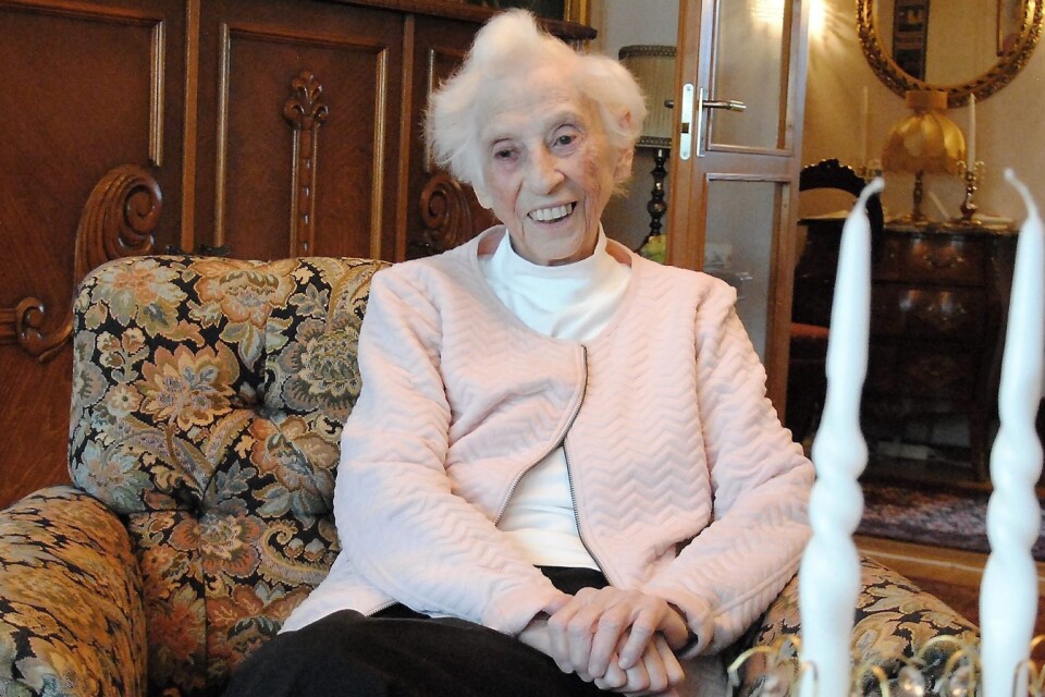 Lizzie Fingalsson i Bjärnum, 92, fick beskedet att det var 45 minuters kö till färdtjänstens beställningscentral när hon skulle åka hem från vårdcentralen.                          Foto. Stefan Olofson