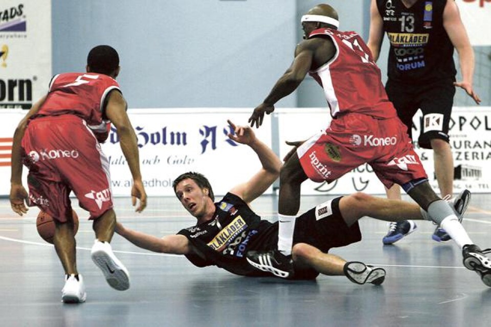 CARLSSON PÅ RYGG. Borås Baskets Henrik Carlsson försöker ligga ner och spela basket ? vilket som synes inte går så bra.