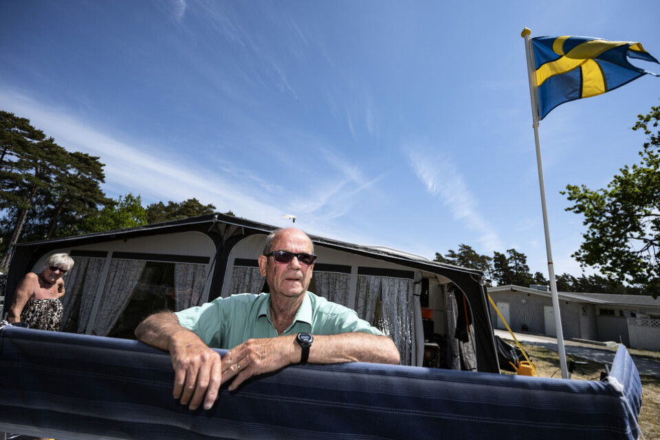 "Vi vill inte ha ner det här skitet här", säger Ingmar Mårtensson om coronasmittan. Både han och hustrun Gulle tillhör riskgrupperna.