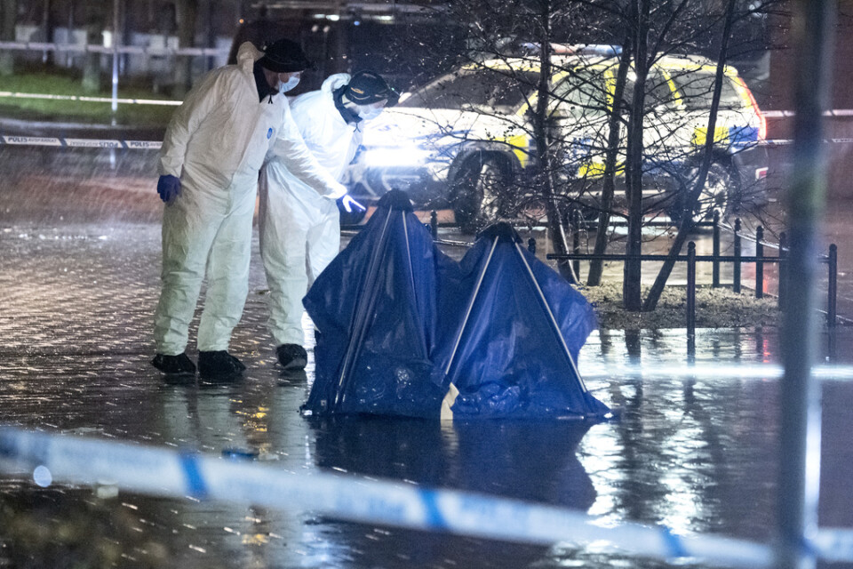 Polisens kriminaltekniker arbetar innanför avspärrningarna i stadsdelen Holma i Malmö efter att en man i 25-årsåldern skjutits till döds på tisdagskvällen. Arkivbild.