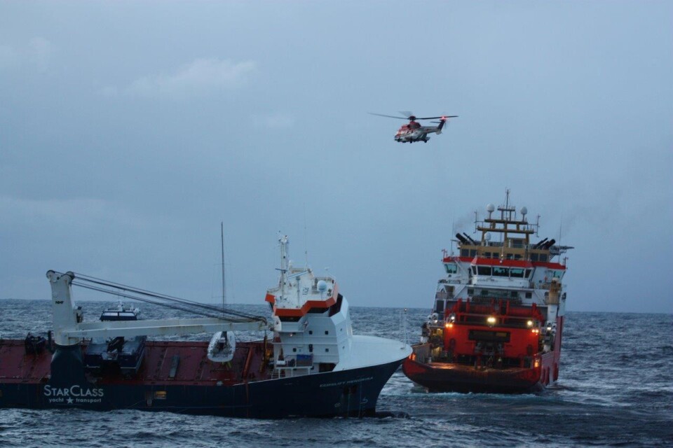 Släplinor är fästa på fartyget Eemslift Hendrika och bogseringsfartyget Normand Drott har inlett bortforslandet.