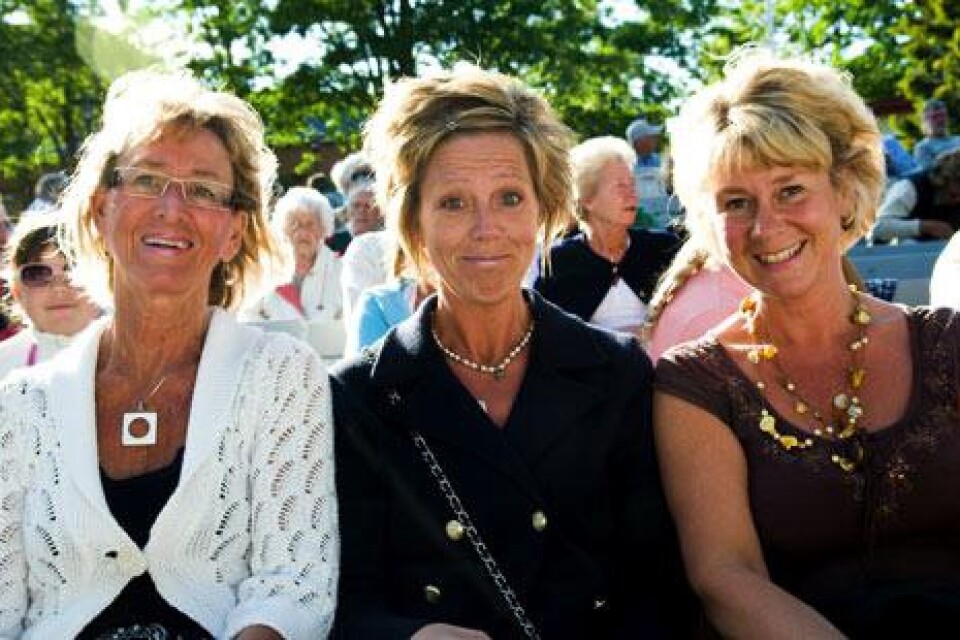 För Siv Nilsson, Pia Nilsson och Marie Olin från Trelleborg är det tradition att gå på sommarrevyn. De brukar skratta högt, säger Marie Olin.