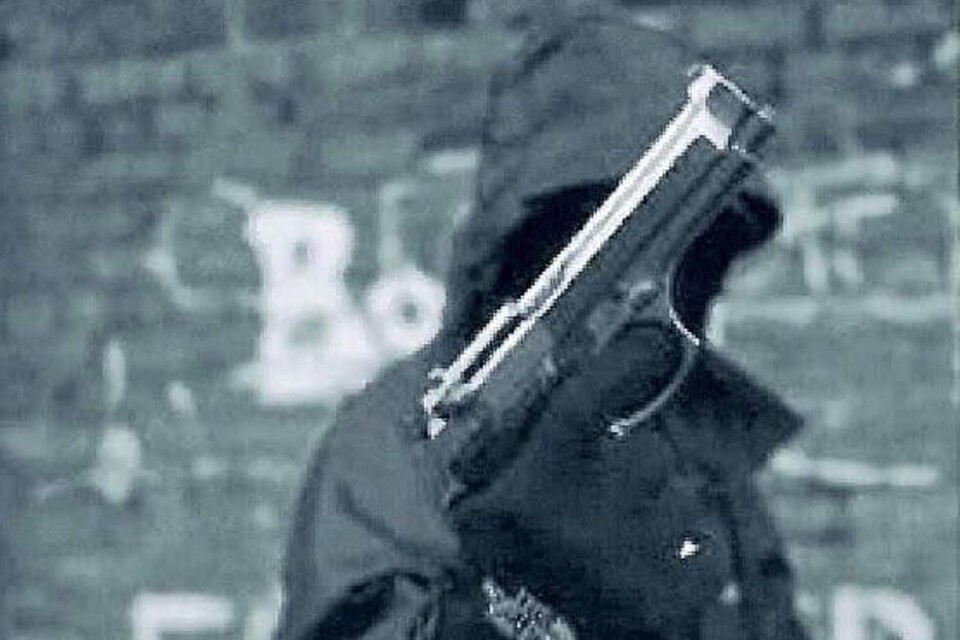 I en av brödernas mobiltelefon hittades bland annat den här bilden, på en man som poserar med ett vapen.