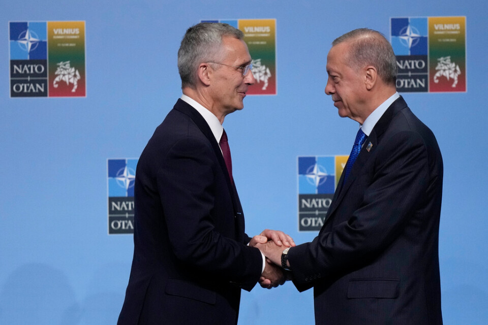 Natos generalsekreterare Jens Stoltenberg skriver efter ett möte med Turkiets president Recep Tayyip Erdogan i New York (bilden dock från Natotoppmötet i Vilnius i juli) att överenskommelsen från Vilnius om snar turkisk ratificering av Sveriges medlemskap i Nato gäller. Arkivbild.