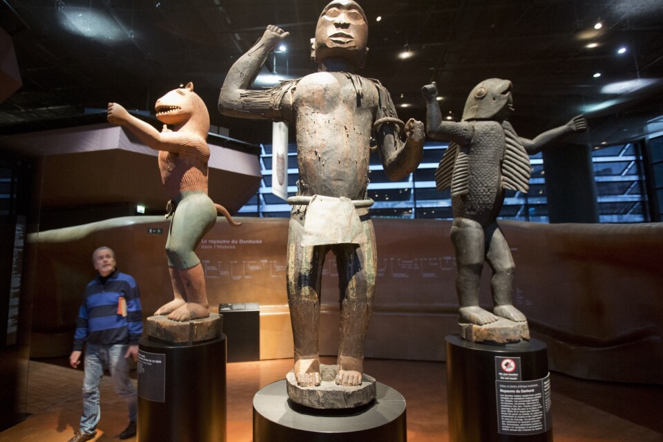 Konstverk från nuvarande Benin i Quai Branly-museumet i Paris. Frankrike har lovat att lämna tillbaka flera afrikanska artefakter. Arkivbild.