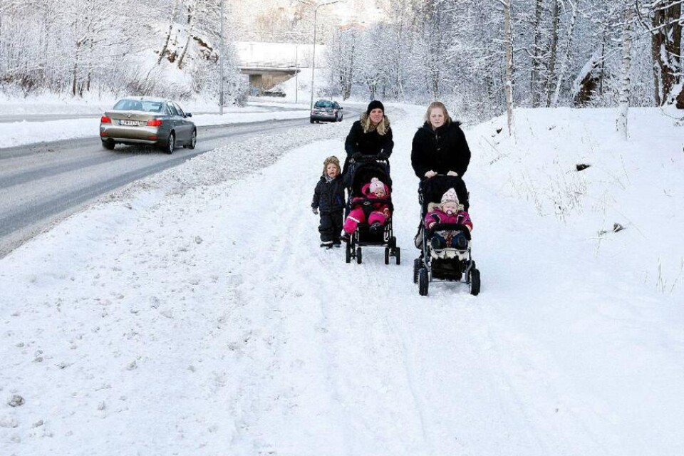 På eftermiddagen var det enklare att ta sig uppför backen mot Kristineberg. Jenny Sundqvist, med barnen Wilma och Sebastian, samt Madeleine Andersson med Felicia i barnvagnen.