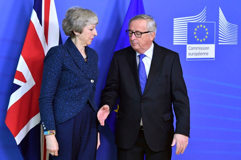 Inga glada miner. EU-kommissionens ordförande Jean-Claude Juncker försöker skaka hand med Storbritanniens premiärminister Theresa May under hennes senaste utsiktslösa Brysselbesök.