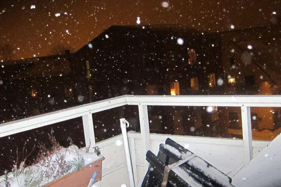 Snöig balkong i Trelleborg.