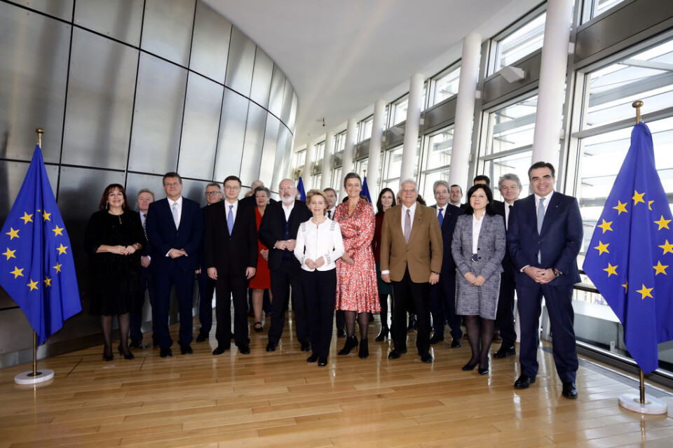 Den nya EU-kommissionen under Ursula von der Leyen (i vitt i mitten) inför sitt första sammanträde i Bryssel.