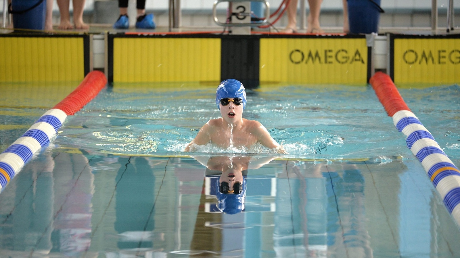 Oscar Andersson simmar 100 meter bröstsim i Qpoolen. S71 Cup ökade antalet starter med 300 – trots att det saknades simmare från grannklubbarna Osby och Delfin.            Foto: Robert Rolf